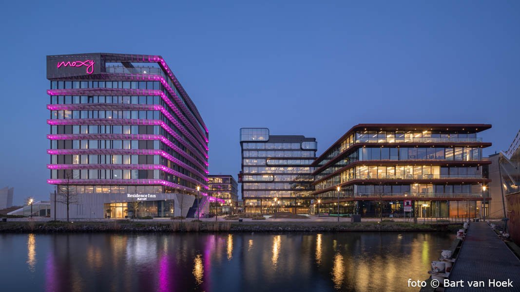 Overzicht met oa het Moxy hotel Amsterdam (7/7), foto Bart van Hoek