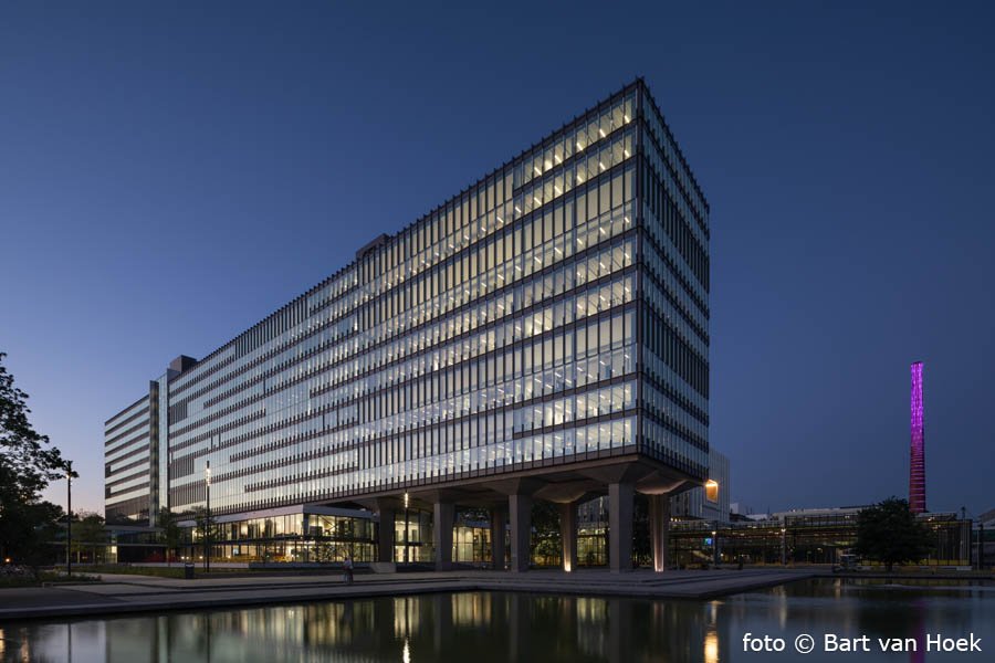 Het Atlas gebouw van de Technische Universiteit Eindhoven bij avond