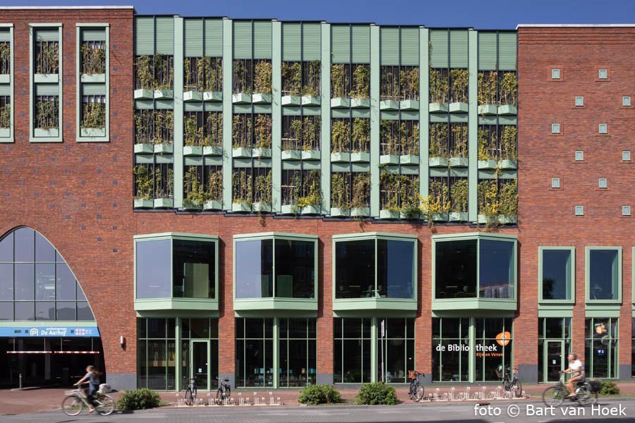 Bibliotheek en parkeergarage Alphen aan den Rijn (4/5), foto Bart van Hoek