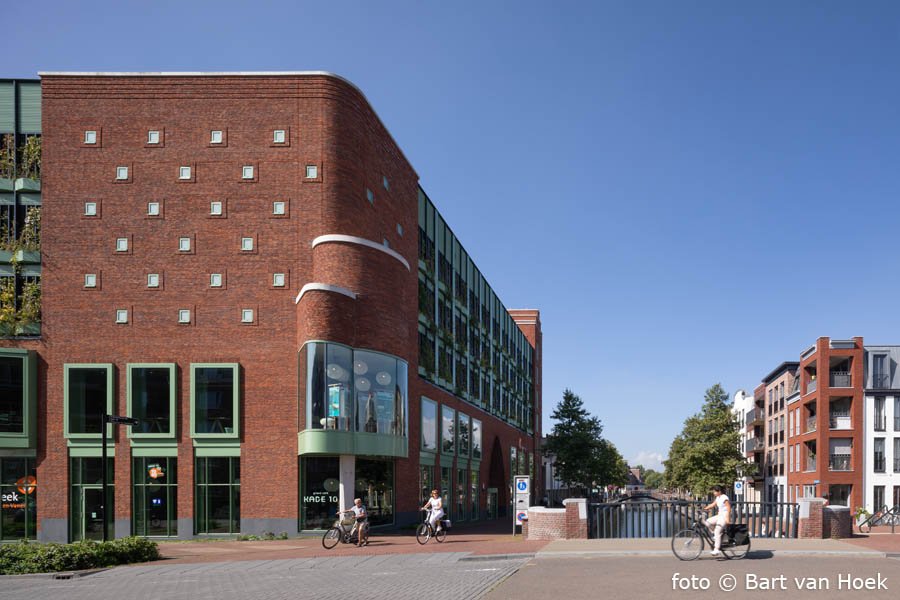 Bibliotheek en parkeergarage te Alpen aan den Rijn