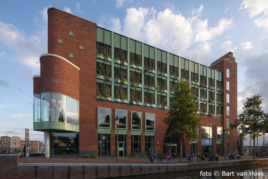 Bibliotheek en parkeergarage Alphen aan den Rijn (1/5), foto Bart van Hoek