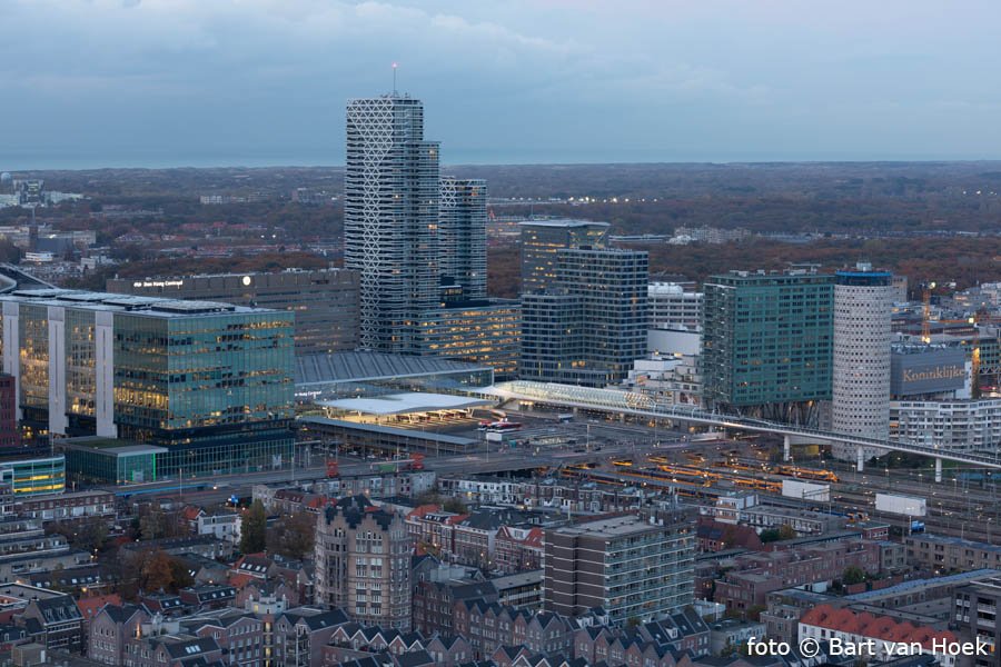 Busplatform Den Haag Centraal (1/6), foto Bart van Hoek