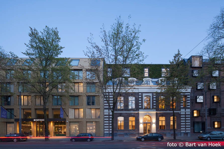 Het Spinoza / Hyatt Regency hotel aan de Sarphatistraat in Amsterdam