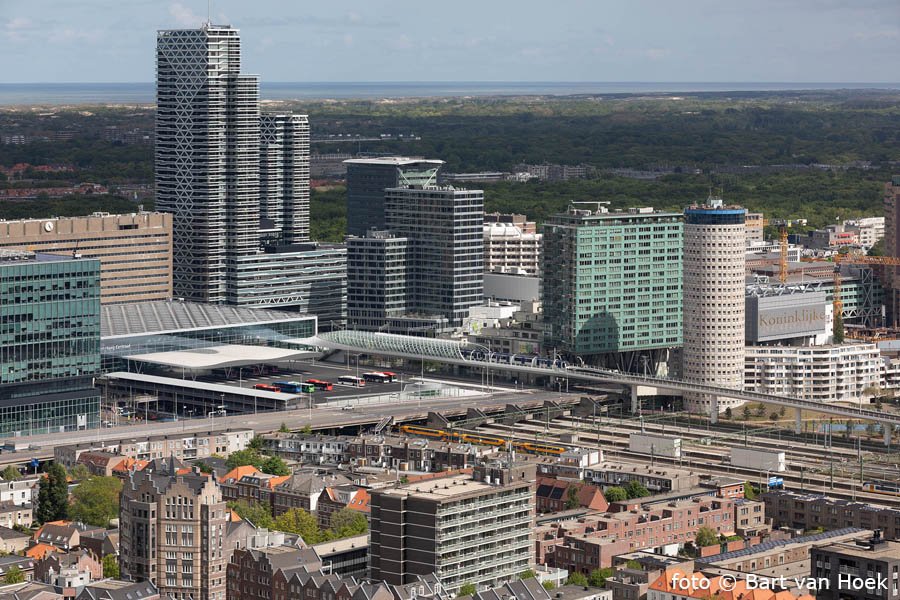 Busplatform Den Haag Centraal (1/6), foto Bart van Hoek