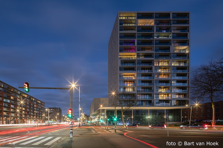 Huis op Zuid te Rotterdam, bij avond (4/4), foto Bart van Hoek